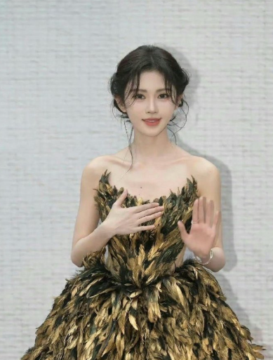 网友p的鞠婧祎无刘海照，差距也太大了​​​