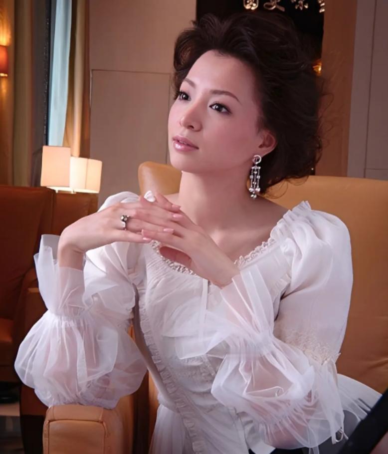 2001年，程前妻子王越发现，丈夫与一个漂亮姑娘有染，规劝不成后愤而离婚