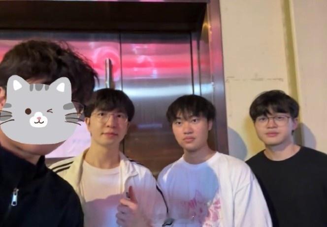 英雄联盟KXE关系不错👌网友晒照：偶遇knight、Elk、Xun网友在论坛