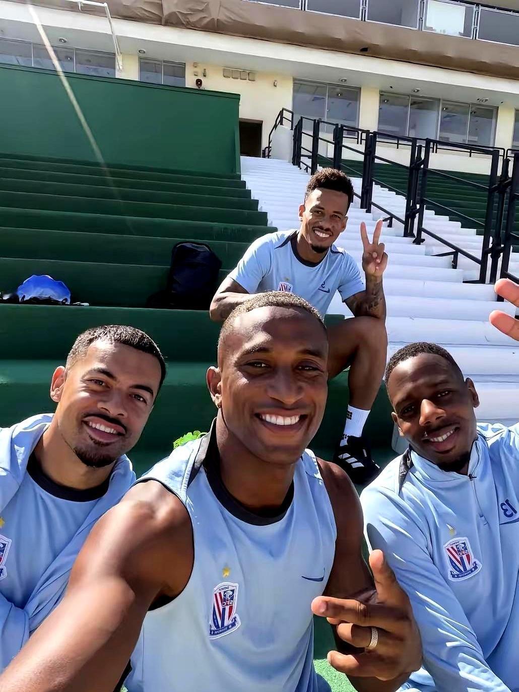 0比0闷平，申花锋线哑火新援盖伊、拉唐首发，半场就被换下。迪拜第二场热身对