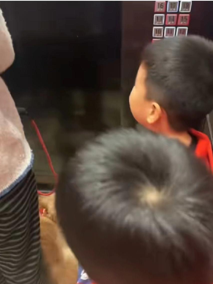 11月19日，广东。女子牵狗乘电梯时，遇到两个孩子随口而出：“臭狗”。女子说了孩