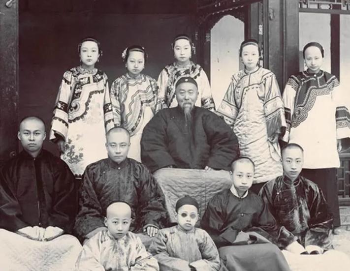 1901年，李鸿章死时，留给子孙10亿多元财产，没想到52年后，他的孙子，43岁