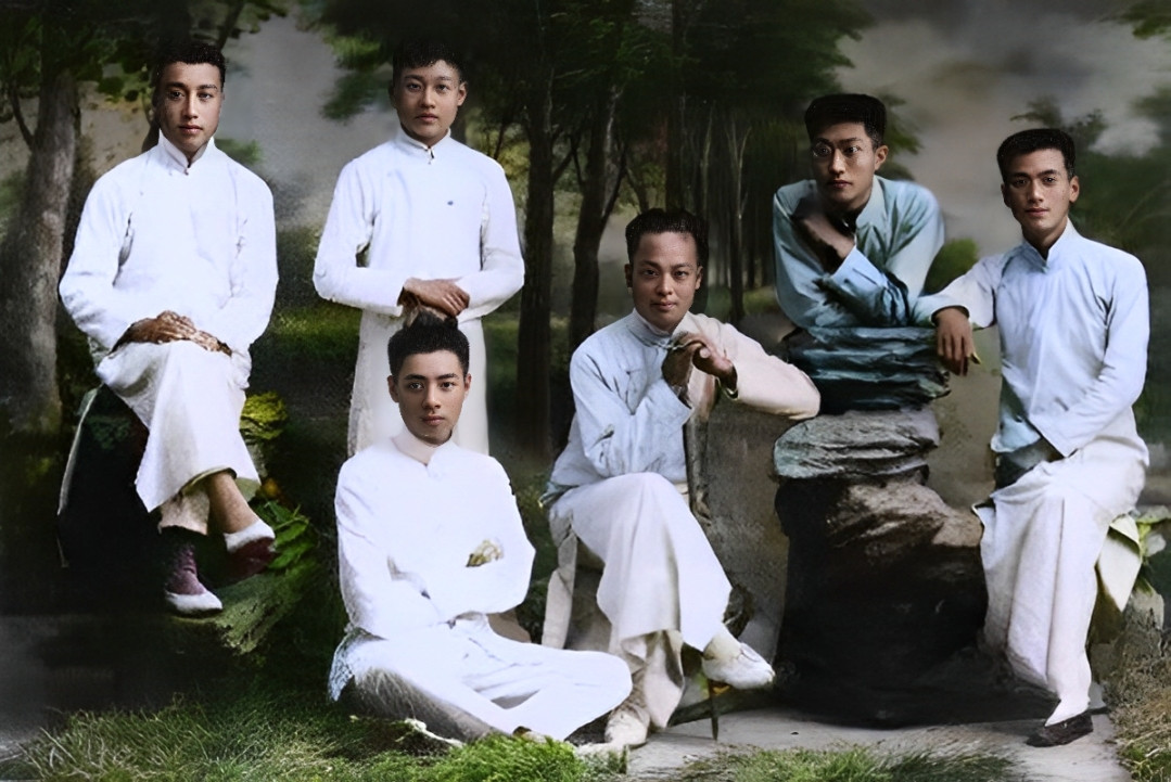 1916年，周恩来（前排左一）与老师伉乃如及同学在天津南开学校的毕业合影，拍摄