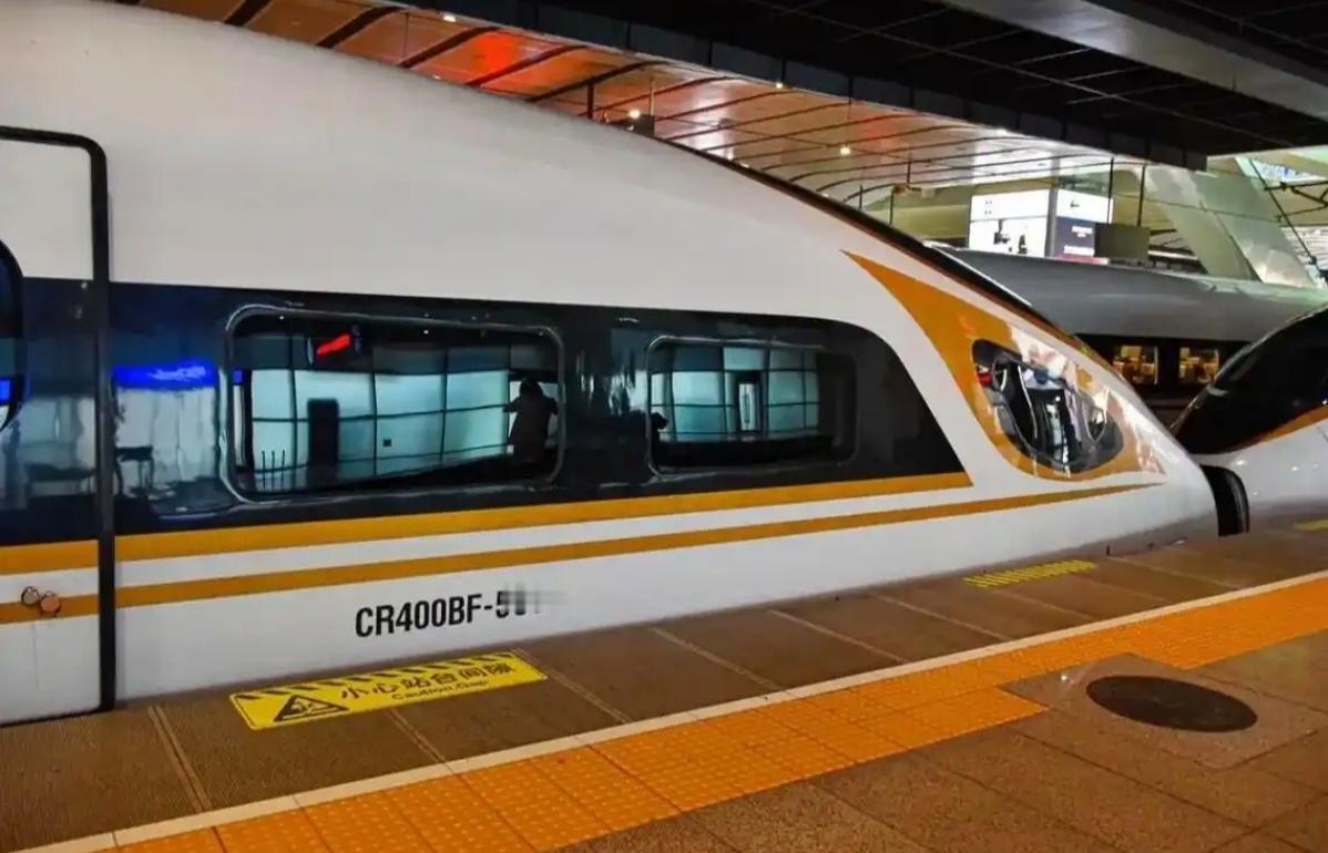 CR400BF-5033在西成高铁完成了它迟到8年的首秀。2017年12月西成