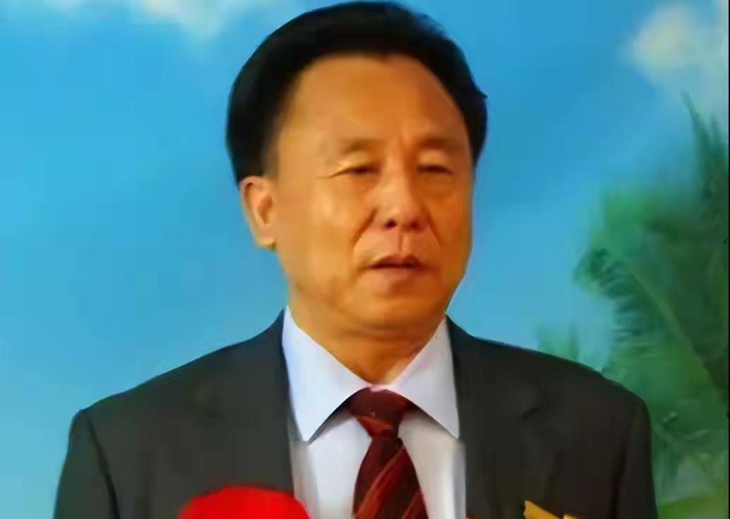 全国劳模、地产大佬、返乡乡贤——倪福林前半生像逆袭爽文。可钱一多，人就飘了：