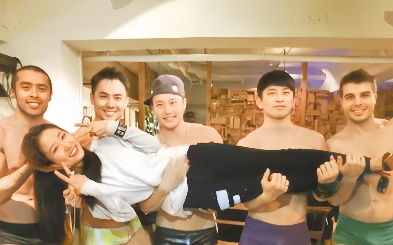 发现一个挺有意思的事，台湾那几位当年超火的女星，好像都特别喜欢被一群帅哥男星一起