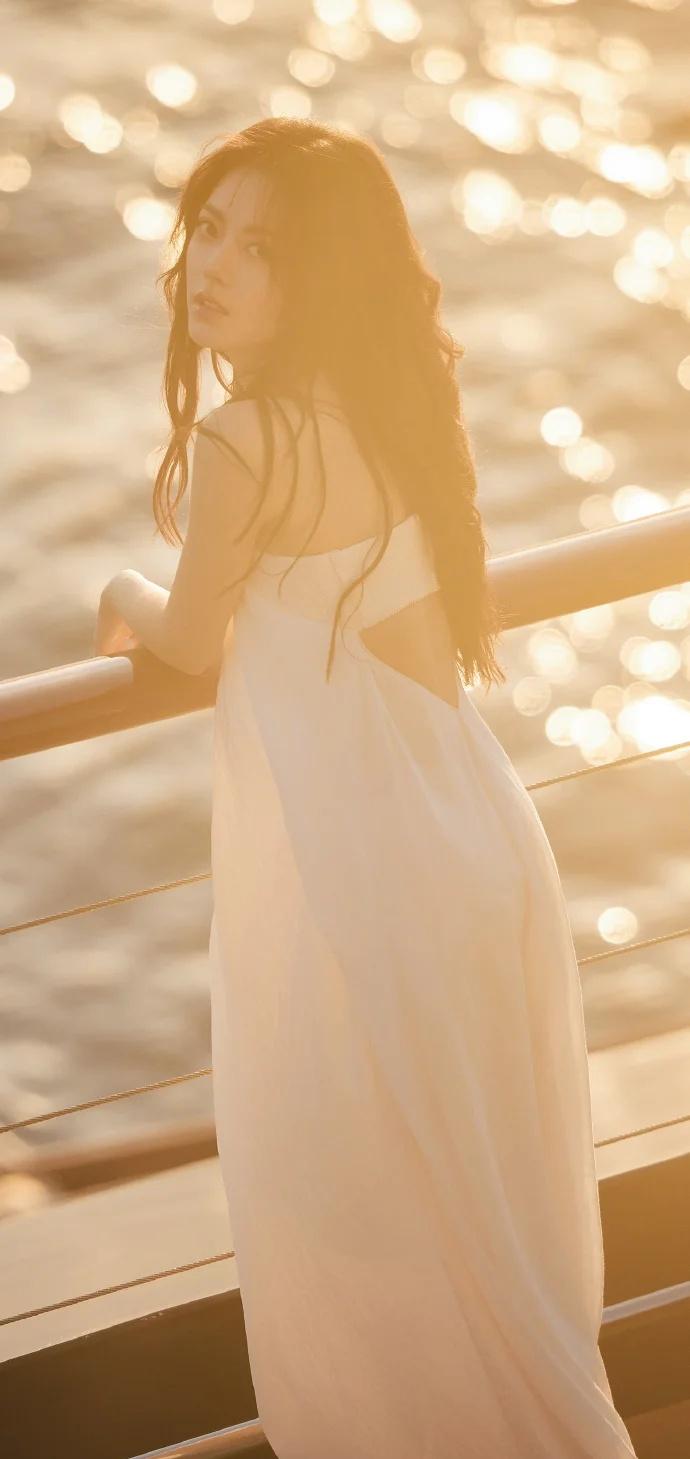 赵今麦海边氛围感壁纸｜白裙少女美到窒息✨谁懂啊！赵今麦这组海边大片直接把青春感