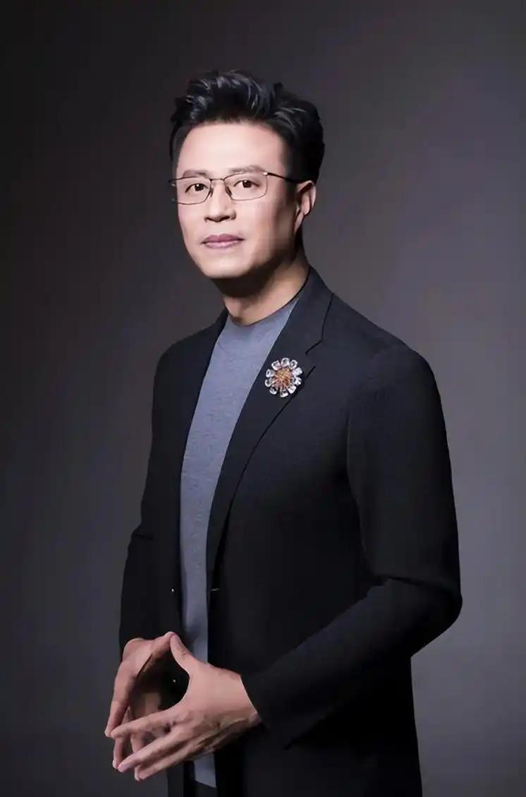 央视名嘴白燕升，7岁儿子在小区被成年男子两次抱摔致头部受伤，对方反称孩子是“恶霸