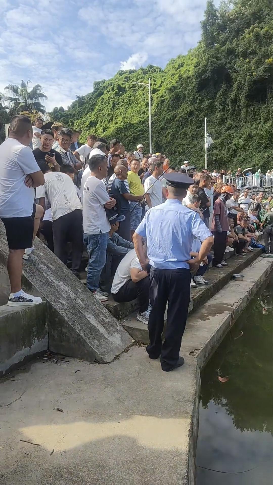 都说中国人喜欢爱看热闹，这话一点也不假，前两天，遵义一名钓鱼大爷苦战“70多斤巨