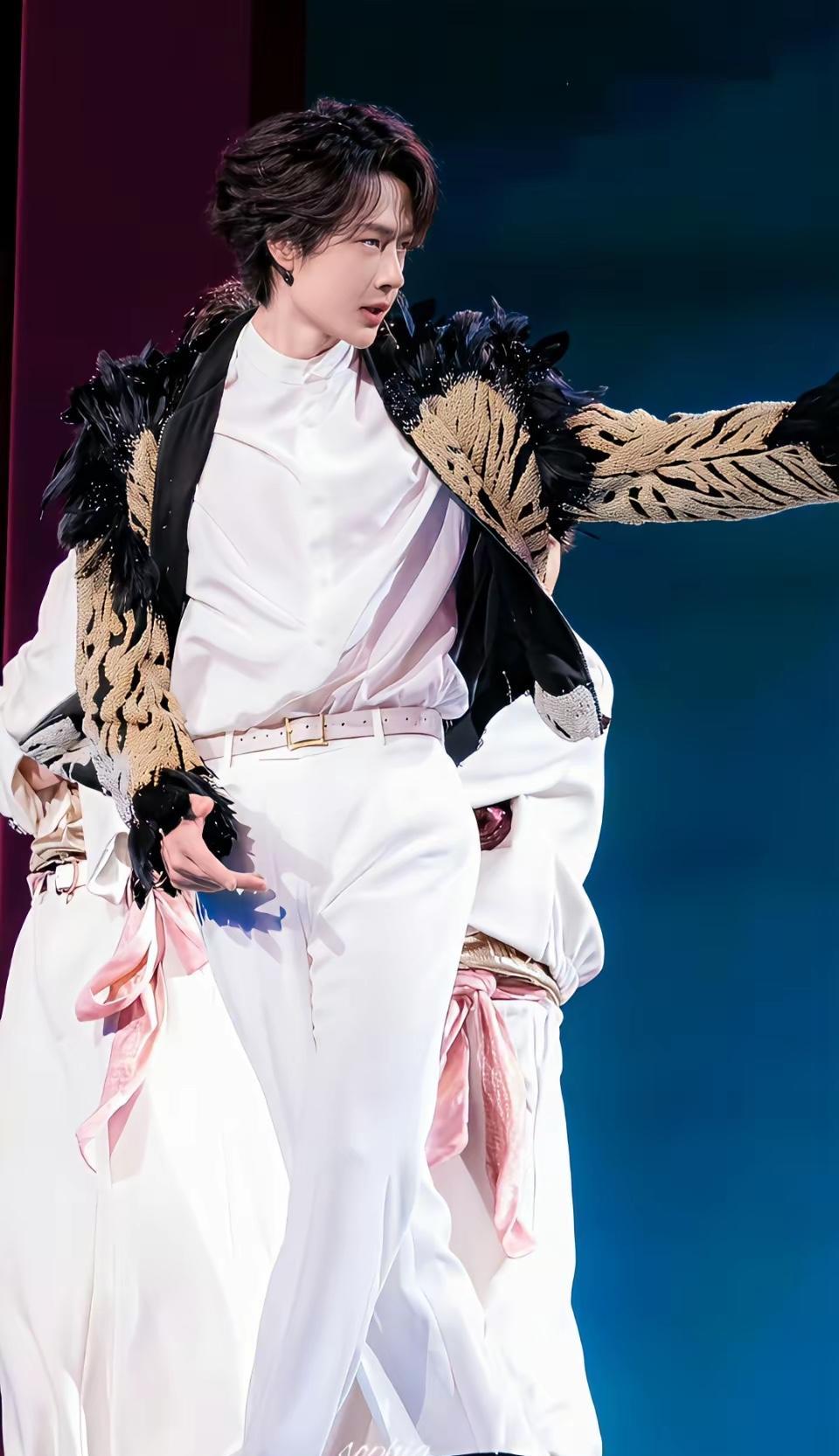 王一博这次在春晚收着跳，反而被夸“舞王”。和郭富城合作《闪耀动起来》，他明显压