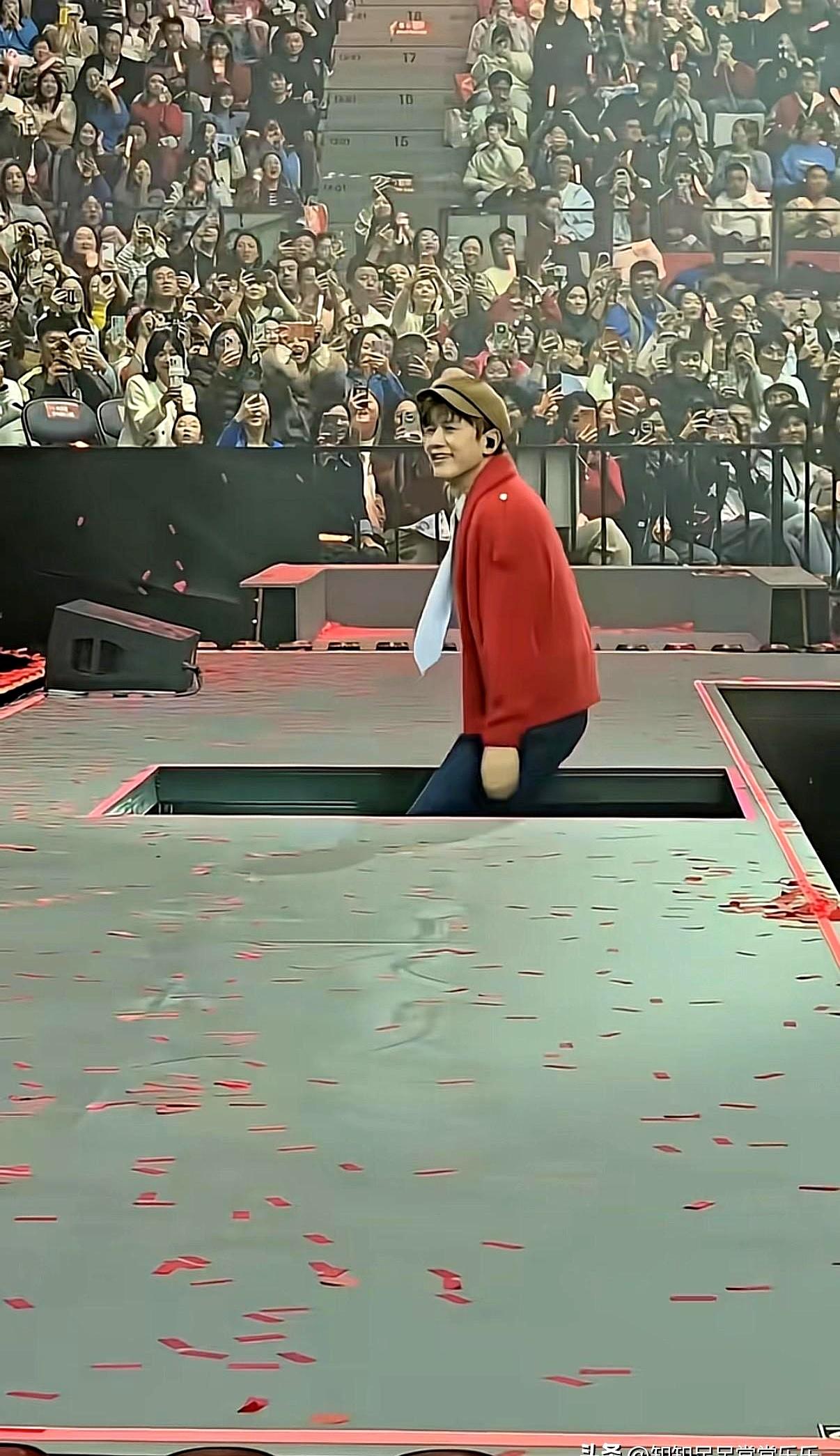 张杰开演唱会，结果被网友调侃硬是把现场整出了“乡村大舞台”的味儿，这事儿你们听说