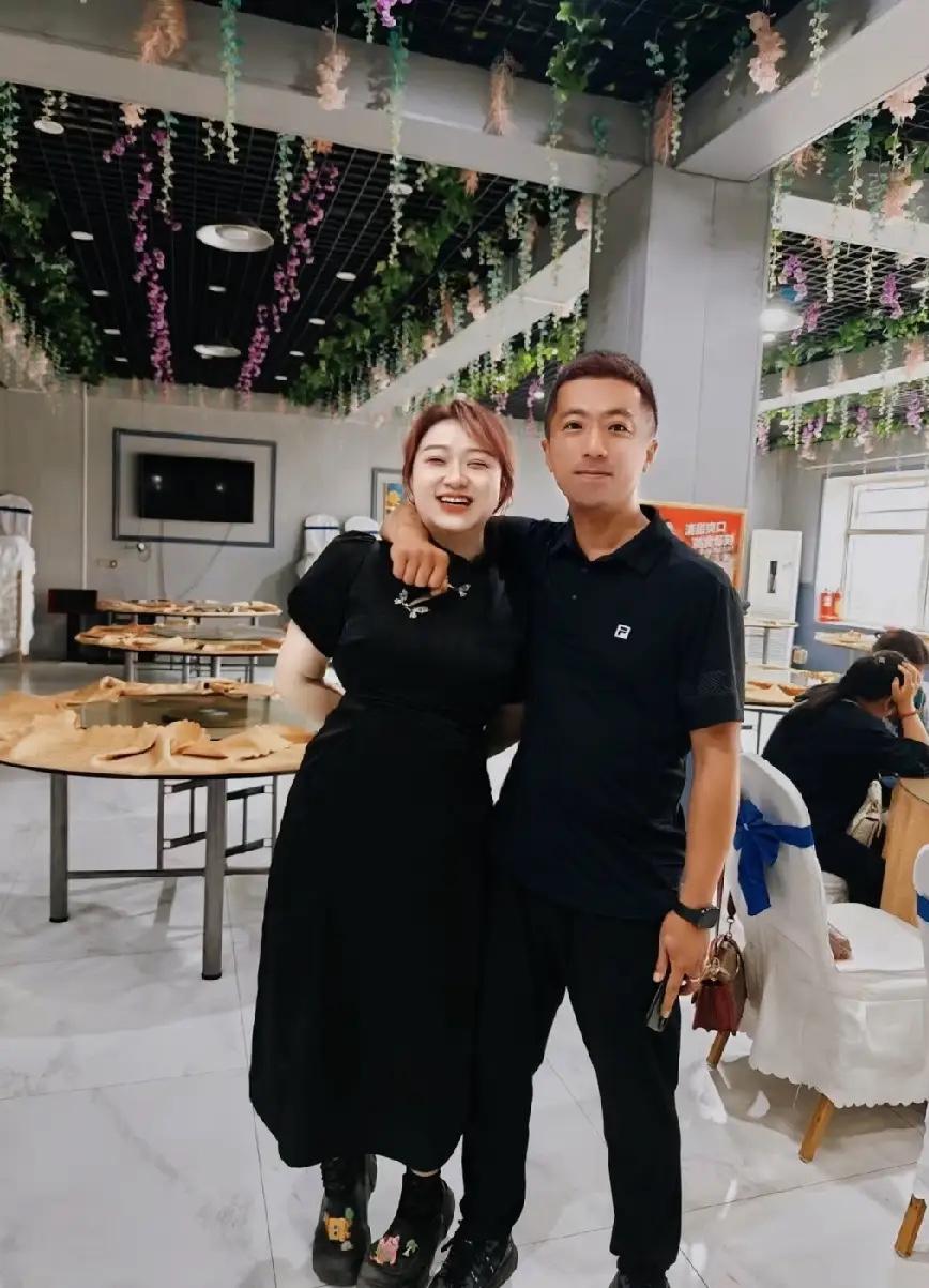 我哥是继父带过来的，跟我没有血缘关系，但从小一起长大，他比我大7岁。小时候我被人