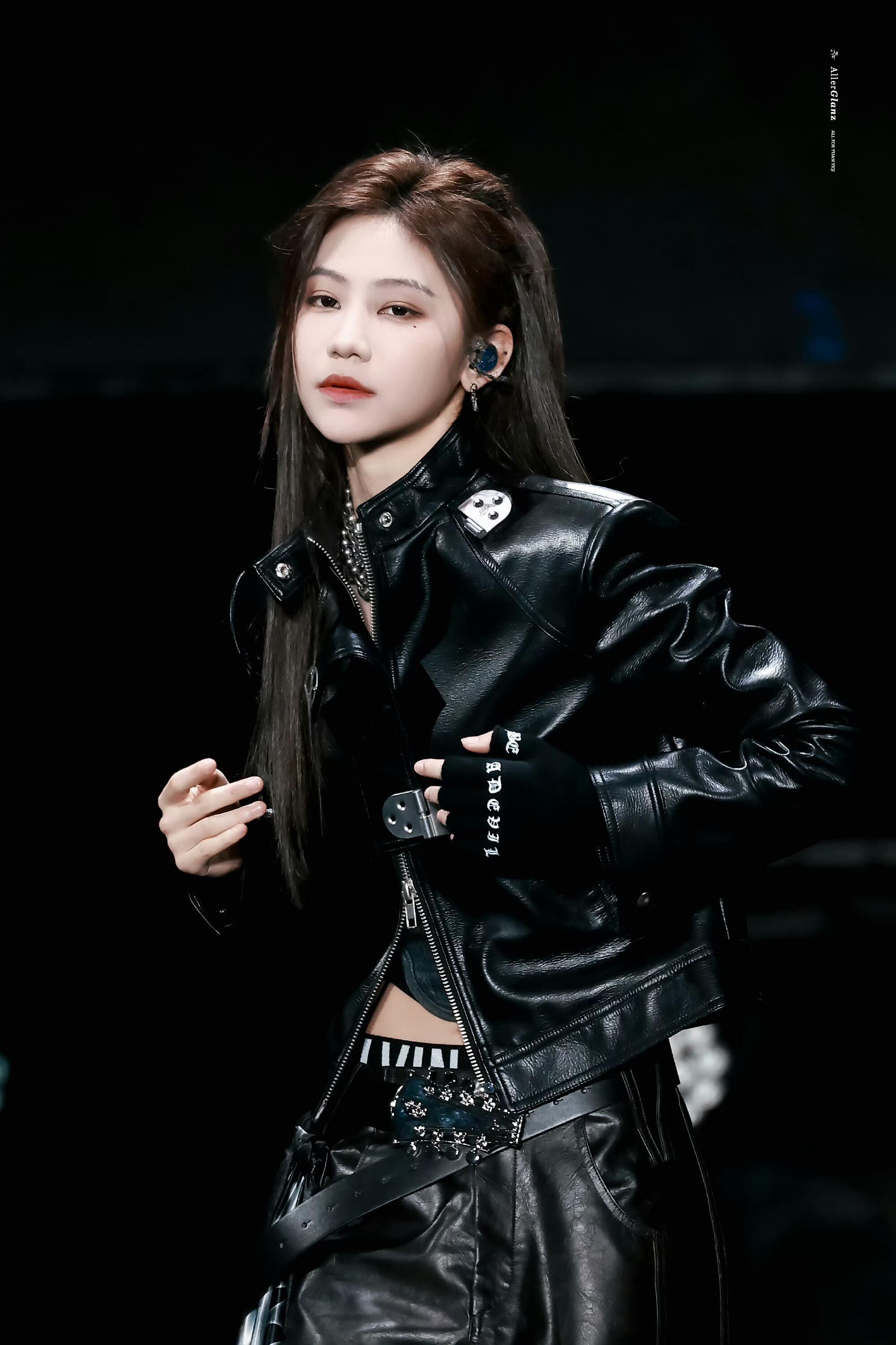 袁一琦银河左岸音乐节饭拍，黑色皮夹克造型状态好好太讽了！​​​