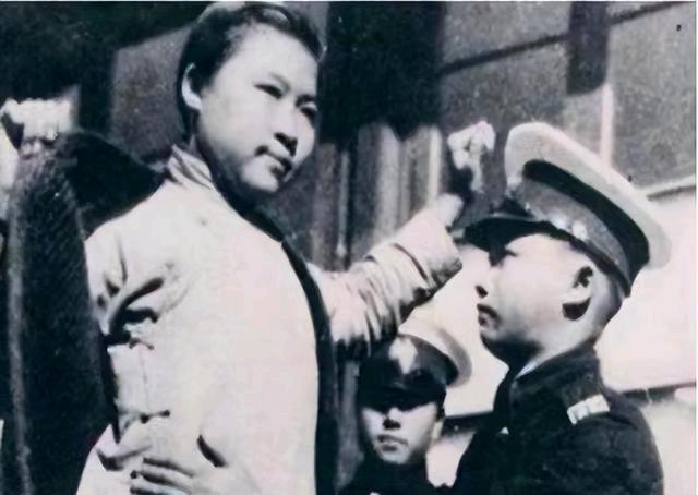 女汉奸刘四娥被判了死刑，行刑的前一天，刘四娥提出，要洗一个热水澡，第二天，老百姓