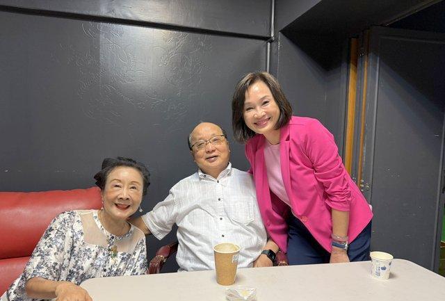 胡志强高雄新书会　赠书祝柯志恩当选高雄市长前台中市长胡志强偕夫人邵晓铃22日在