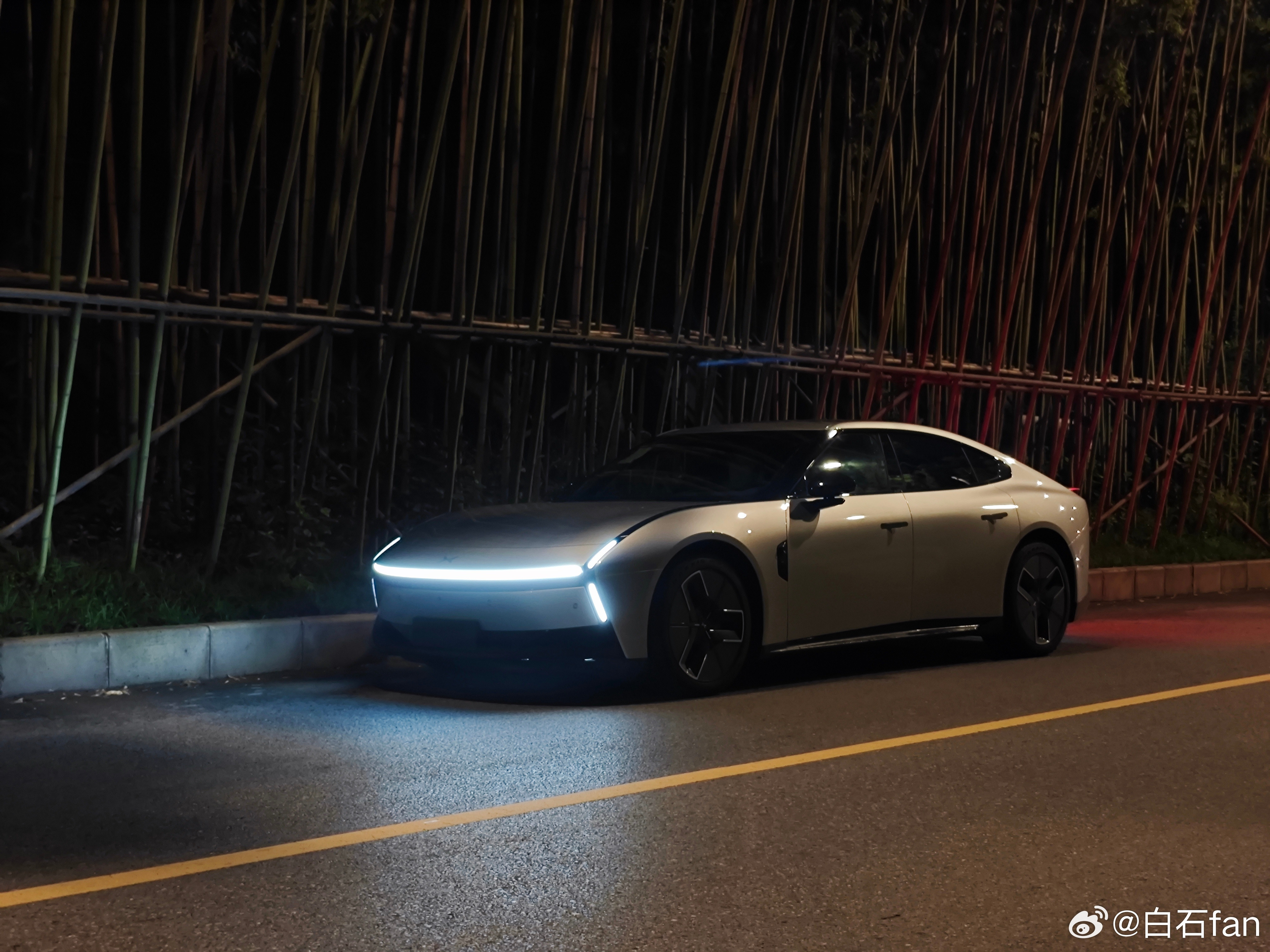 小鹏P7在晚上的颜值直接拉高90分！​​​