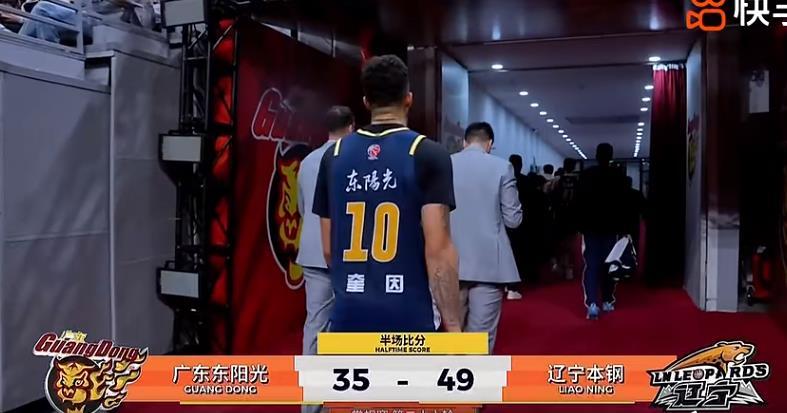 辽宁队的外援和广东队比这差距也太大了，广东队上半场得到35分，外援一共得到31分
