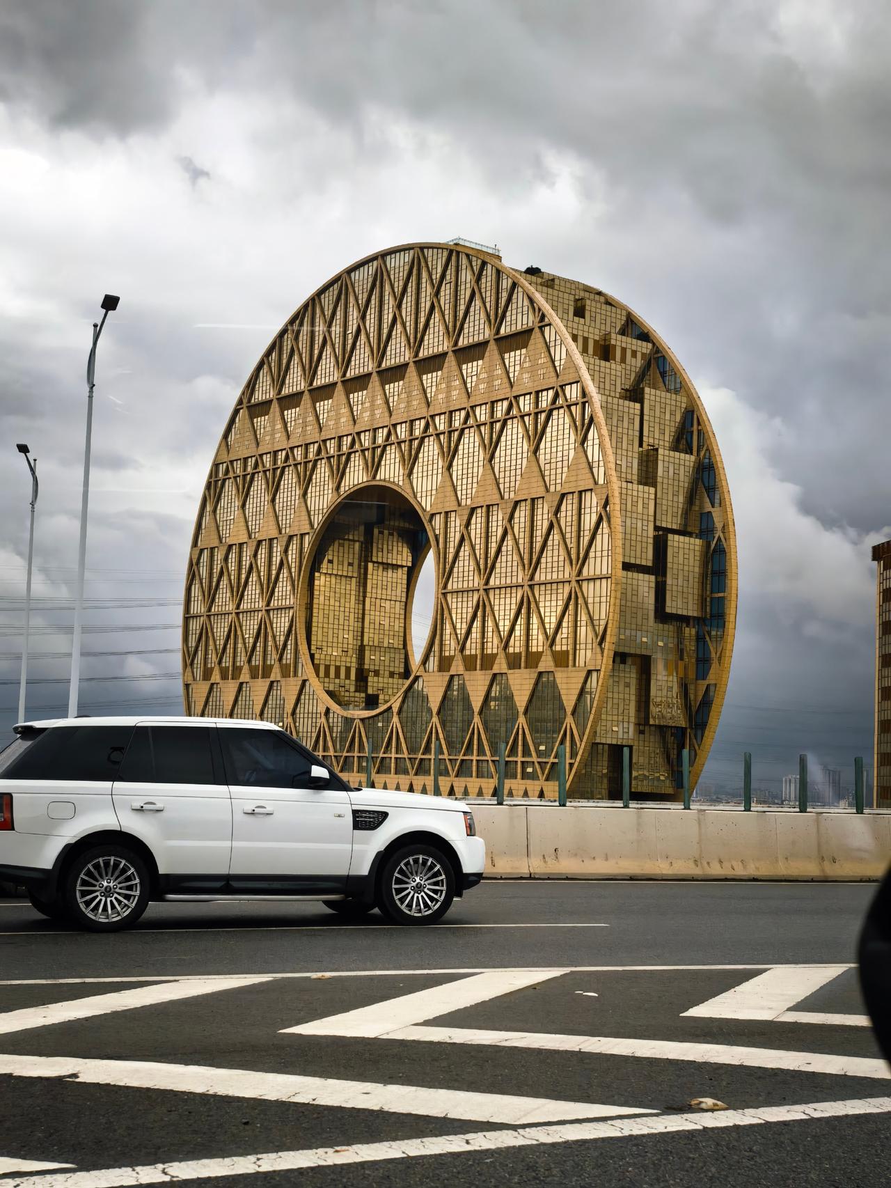 广州铜钱大厦又要拍卖了，上次好像是两年前拍卖没成。外面虽然好看，但是里面空置率非