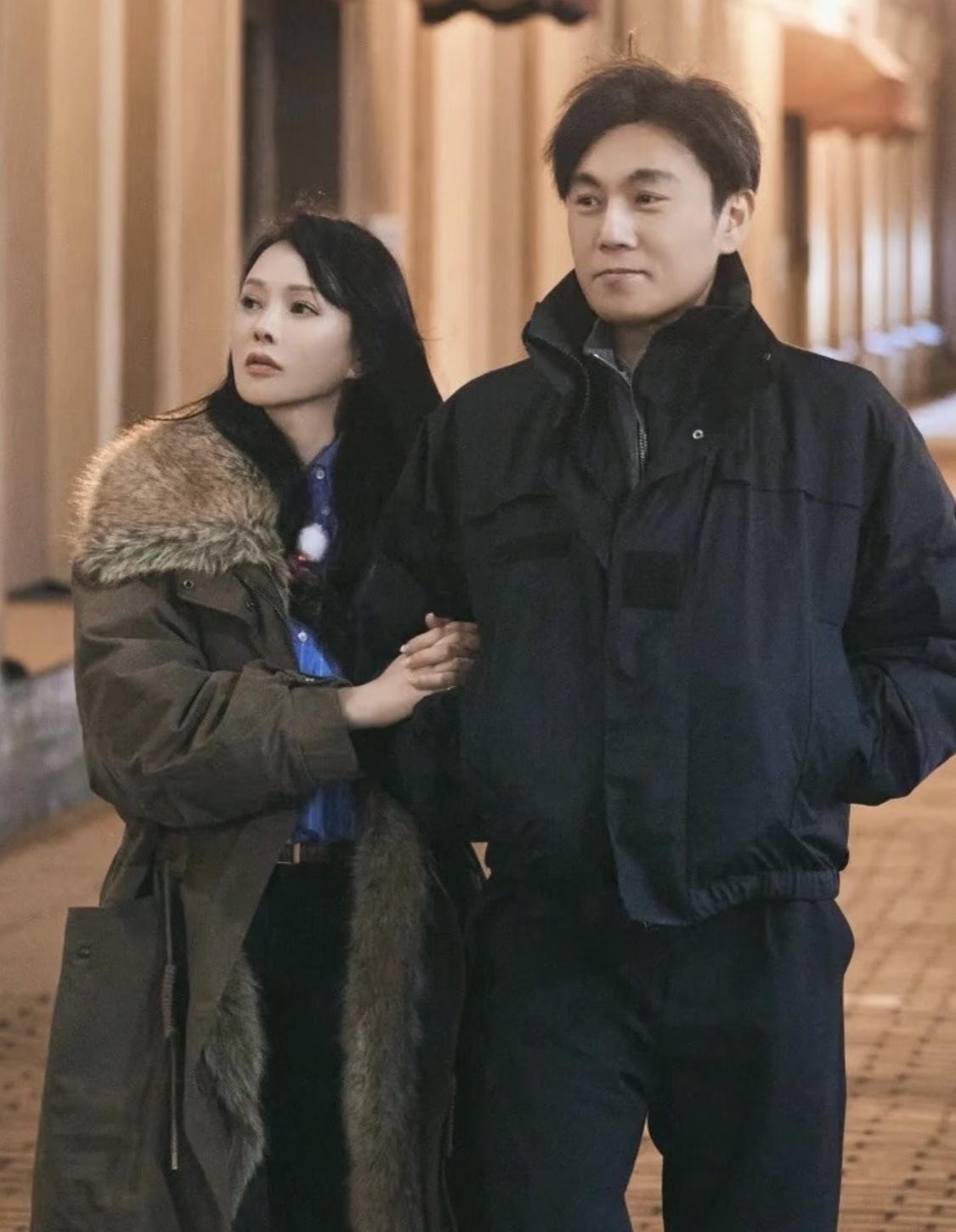 很多人都看出了伊能静和秦昊的婚姻问题，伊能静依旧在演两人很恩爱的样子。前几年