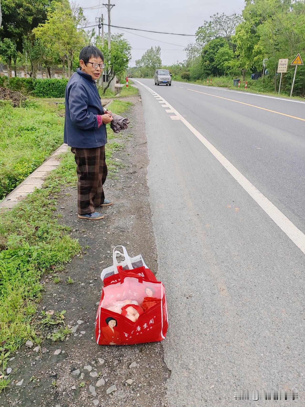 估计好多老人像我婆婆一样吧？新衣服不穿只穿旧衣服，给她买衣服她还会生气！大家