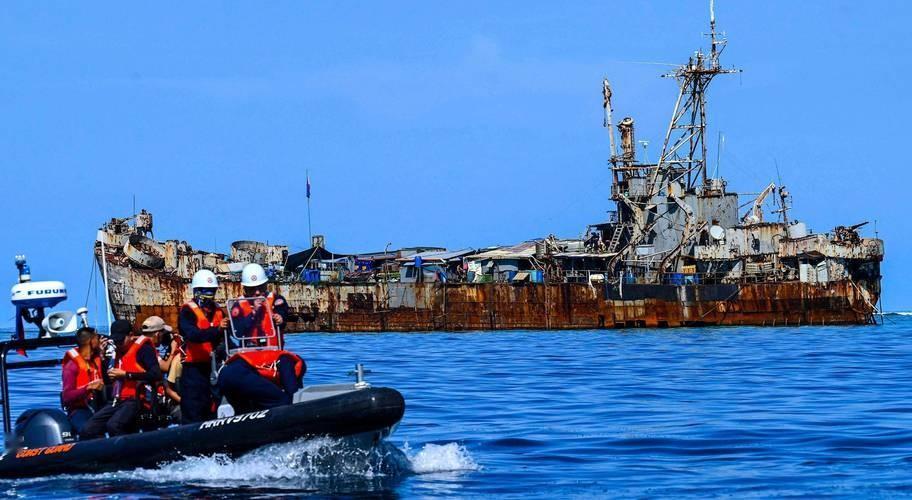 菲律宾对黄岩岛划设非法领海基线，美军派出航母逼中方服软，北京果断出动大批