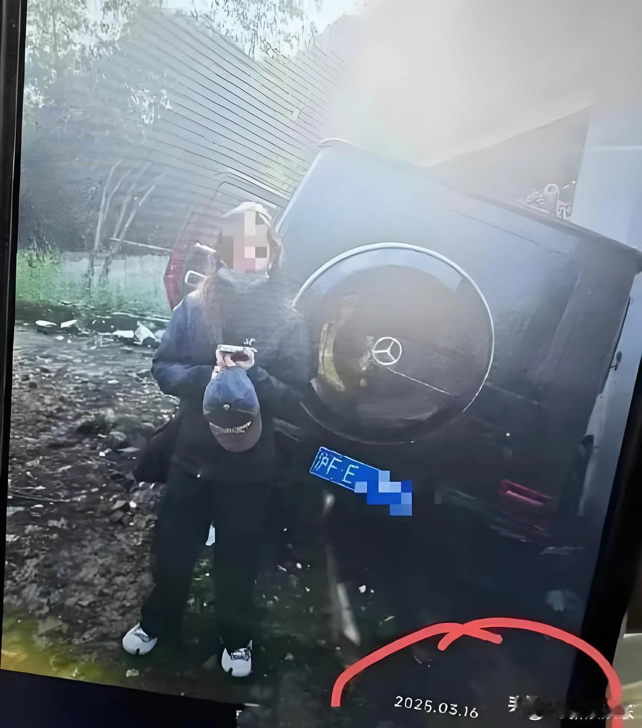 金晨这件事最根本原因可能就是因为钱。其实，她开车撞断的指示牌和撞倒的围墙并不值钱