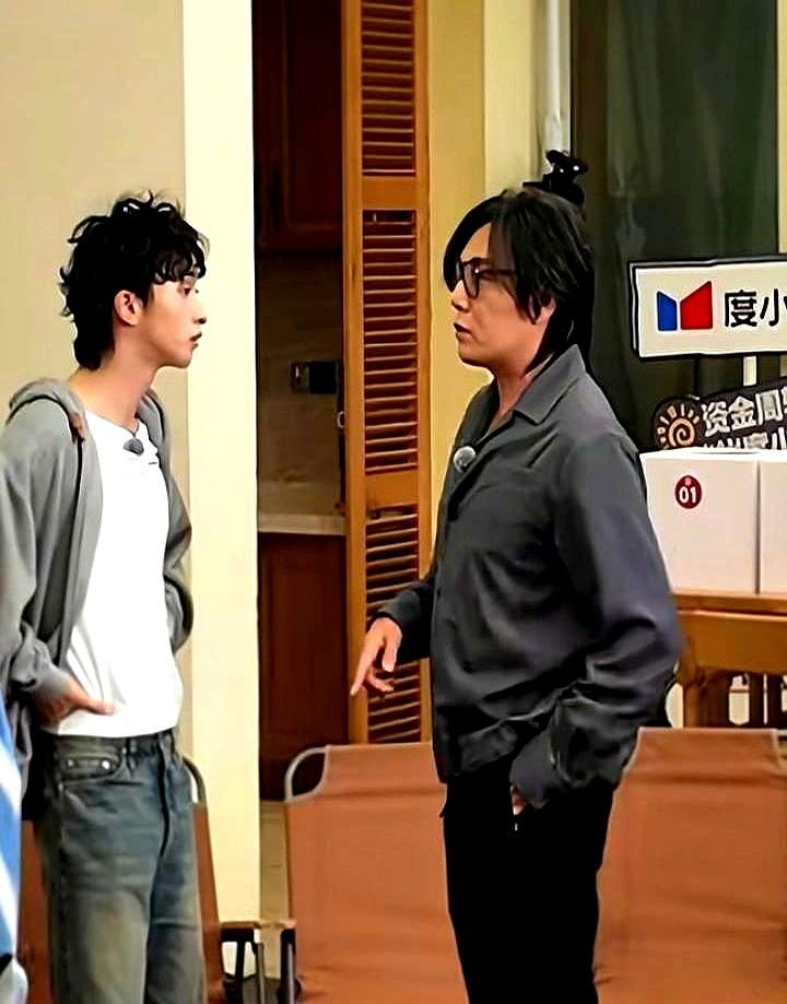 秦昊与伊能静的大儿子恩利，有过一个采访，问秦昊几个孩子。采访中秦昊说自己有两