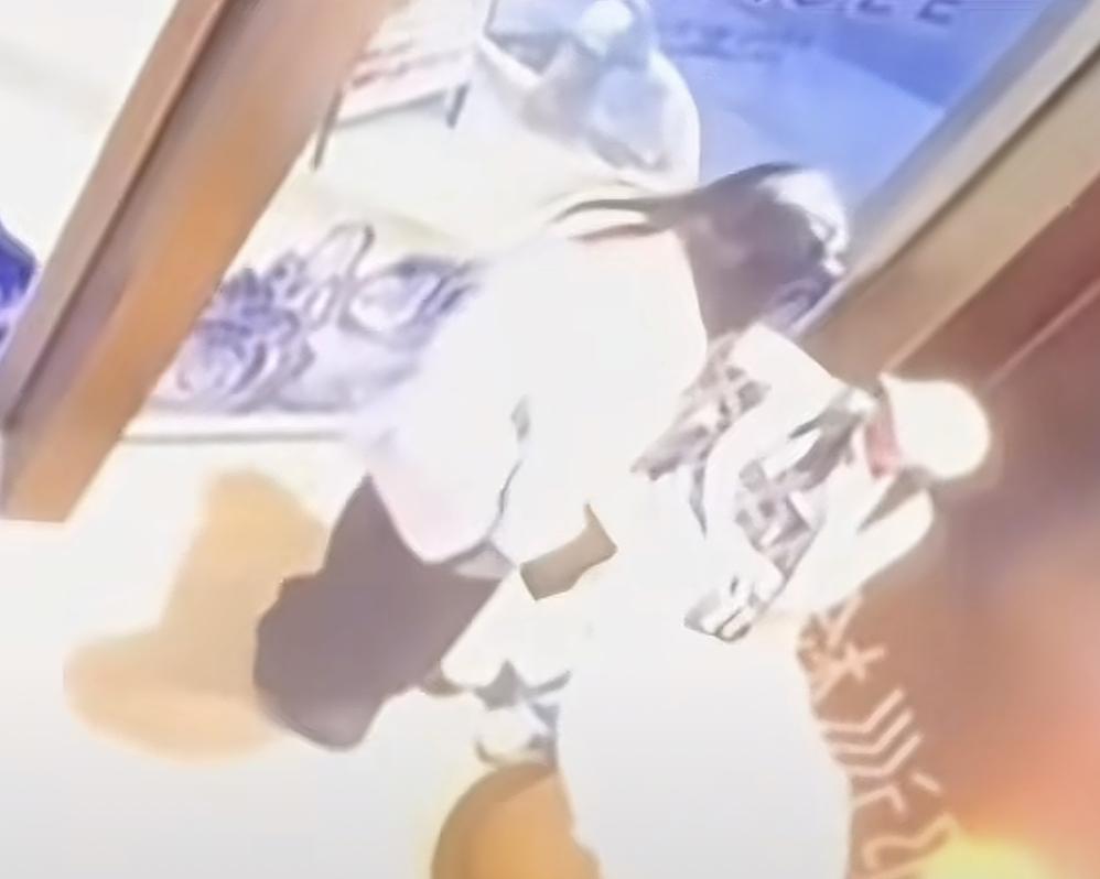 我本以为鸡鸣寺的那个事已经够癫了，没想到奶茶店的事件更癫！具体怎么回事呢？就是