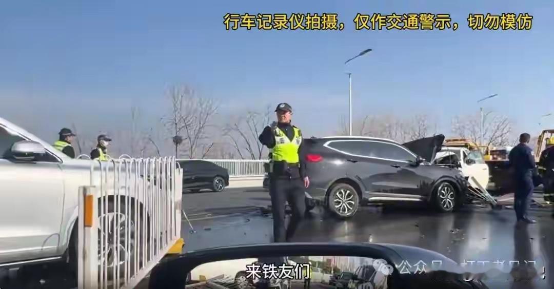 1月9日，在武汉长江二桥上面又发生了一起重大车祸，导致桥面护栏撞飞，对向车道多车