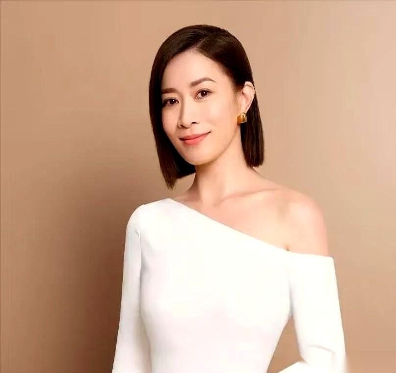 说到佘诗曼立遗嘱这事，她决定不结婚不生娃，把大部分钱给妈妈，很多人都觉得理所应当