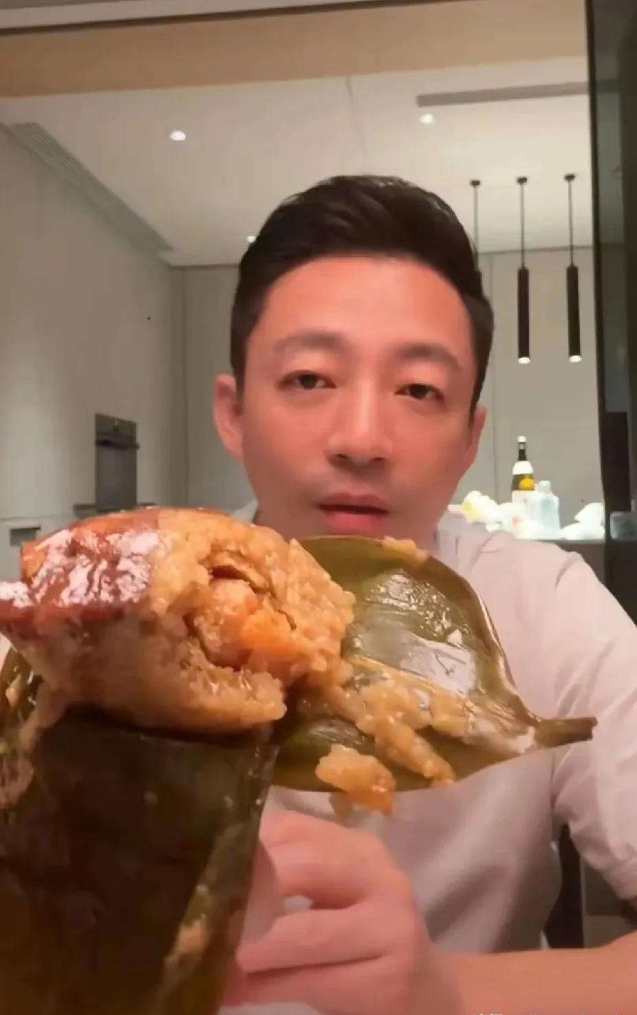 汪小菲直播卖粽子快把我笑死！见过实诚的没见过这么实诚的老板，人家都在直播间吹自家