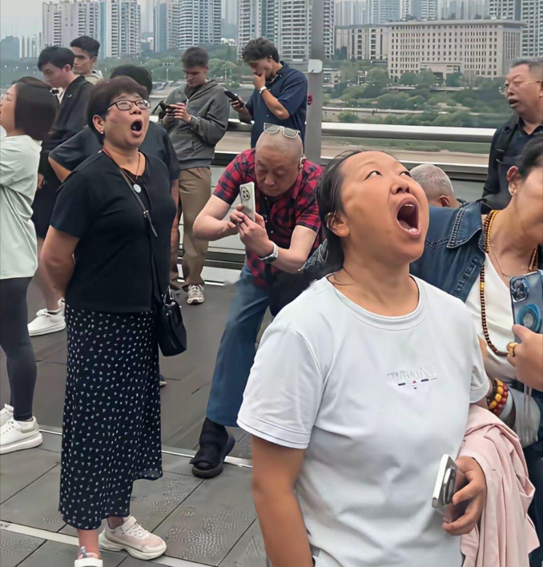我都替他们尴尬到、抠出三室一厅了​​​
