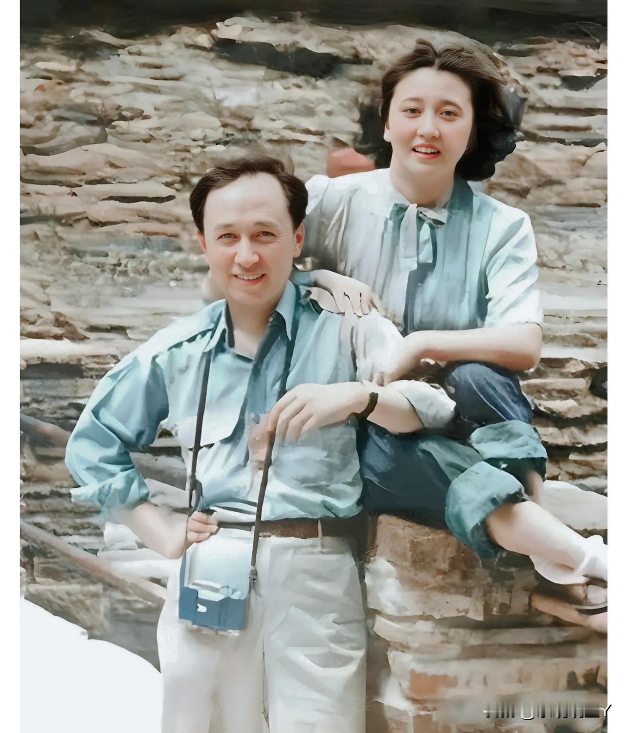 这是钱学森和夫人蒋英在美国外出游玩时的一张珍贵合影，拍摄于一九四九年。这可不是演