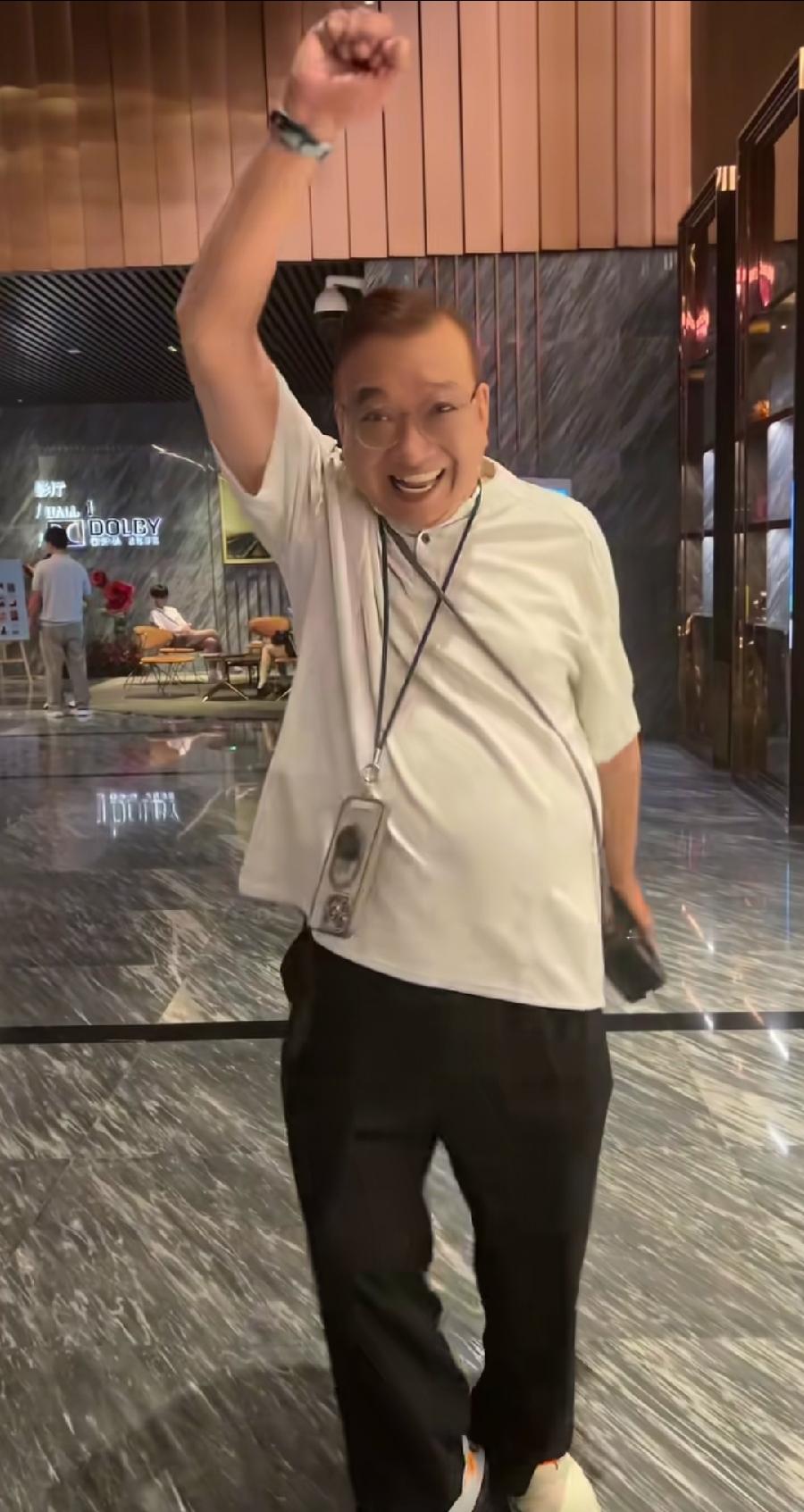 少林足球跳舞猪肉佬，杨能与黄一山夫妇，在电影院相约，一起买票看功夫女足，支持好友