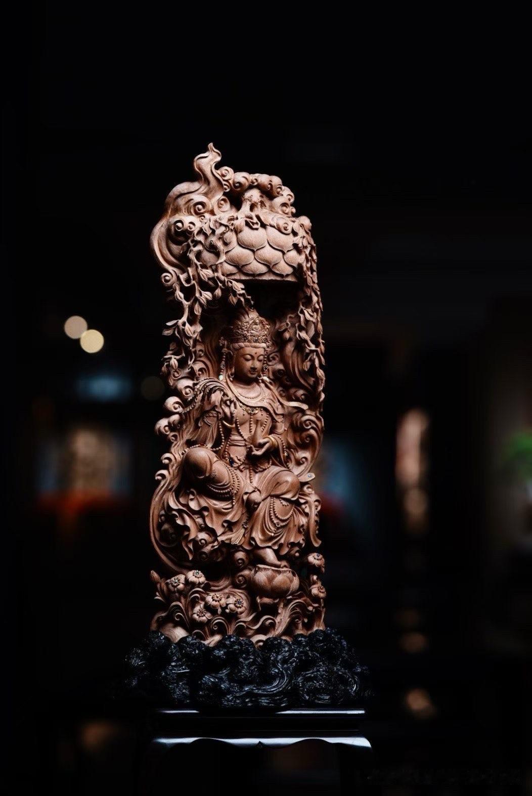 檀香缓缓，清风自来。老山檀香温润醇厚，天然木纹如水流转。柳枝观音静坐菩提树下