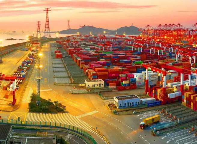 差距越来越大，中国经济还能追上美国吗？2025年中国GDP是140万亿人民币，