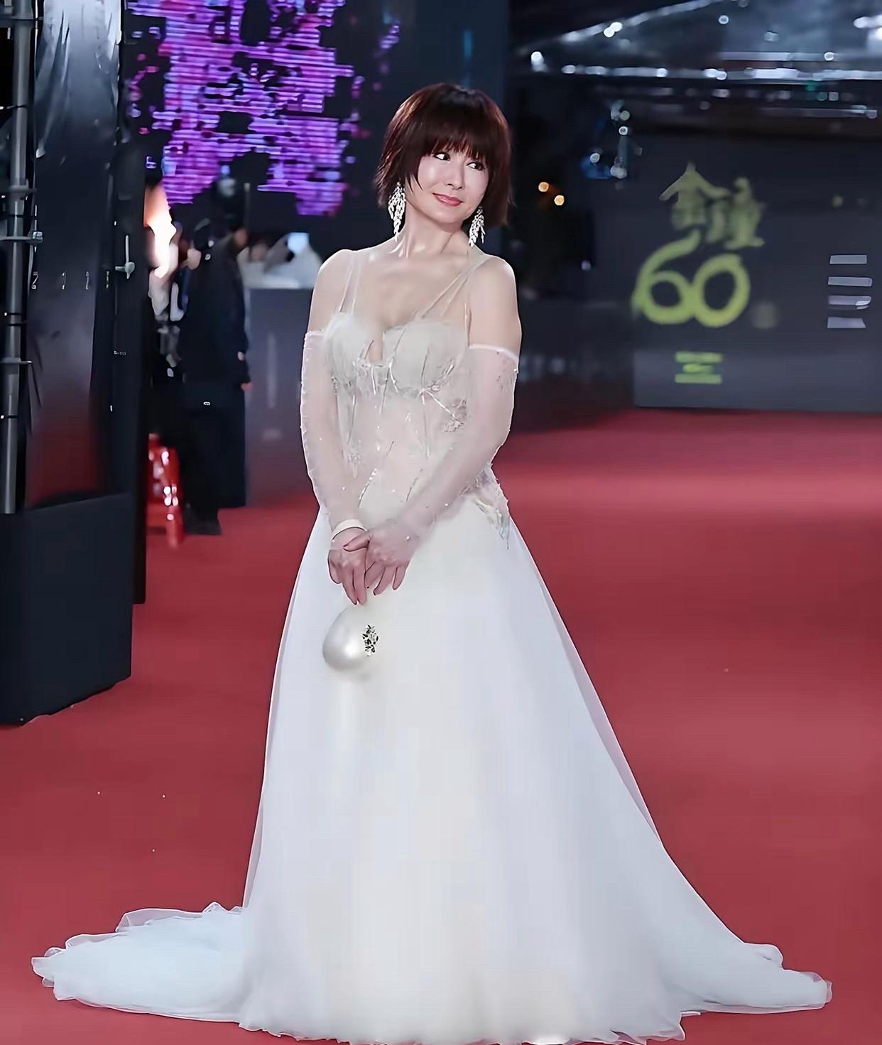 同样是不服老的老年人代表，婚纱女王王薇薇倍感压力。比她仅大两岁多潘迎紫可比她年轻
