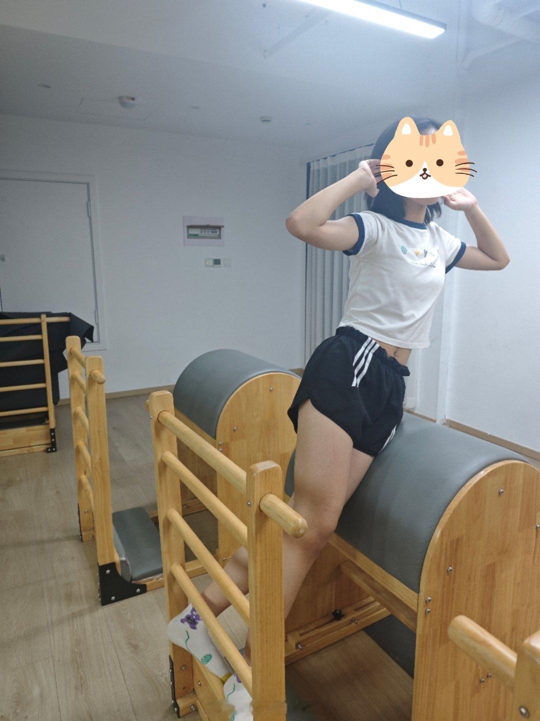 今天也带跳跳瑜伽了她好认真好拼全程听老师的指令我好菜全程坚持不下来累死连亲亲的力