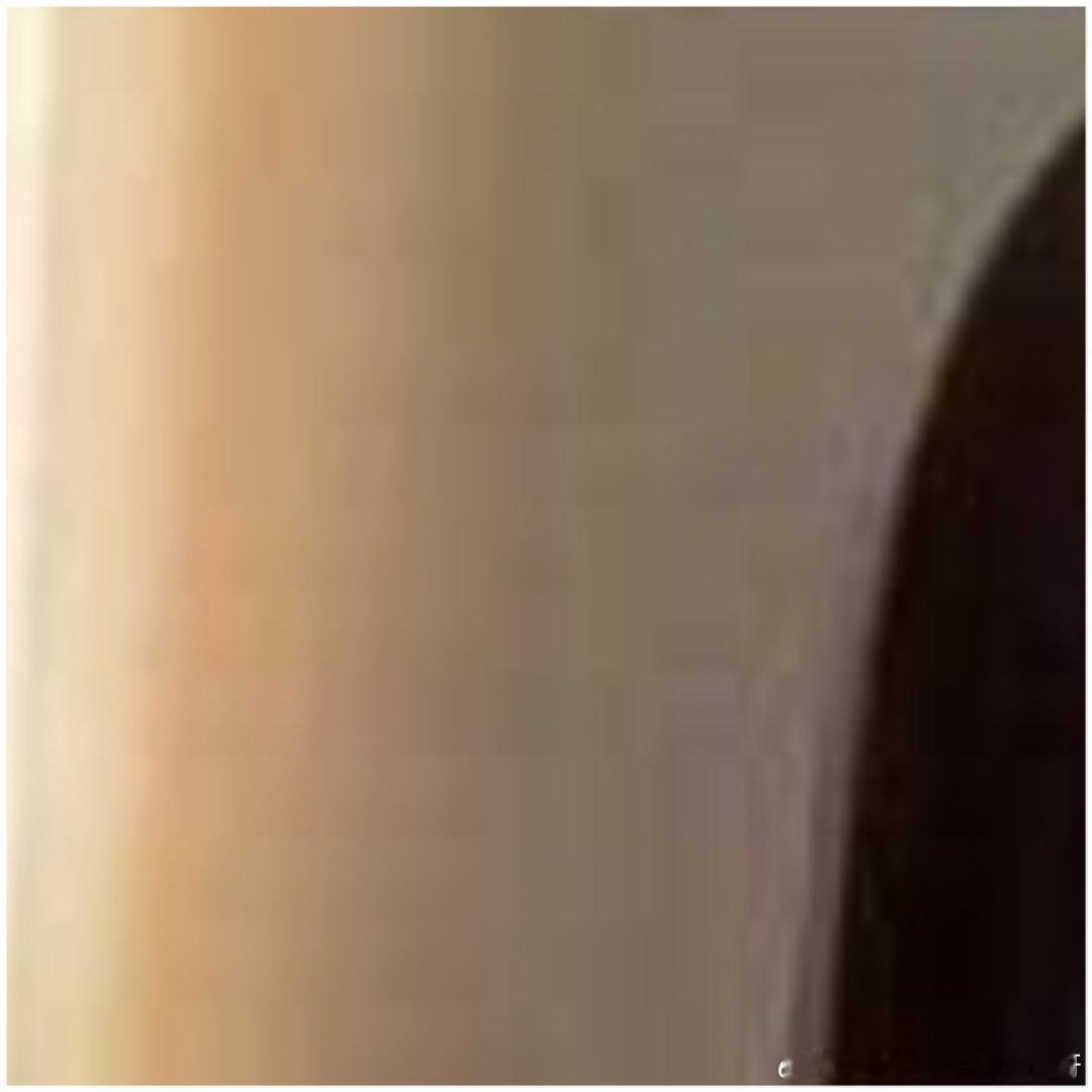 小玥儿竟然也开启直播。她满脸开心地跟粉丝打招呼，在镜头前特别自然，很有镜头感呢。