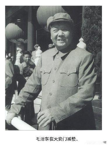 毛爷爷在天安门城楼[赞][玫瑰][赞]一代伟人一代伟人永远在人民的心中青