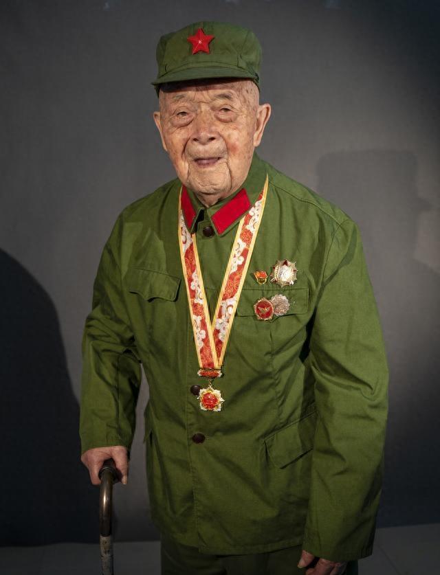 抗美援朝时，他一人歼敌400余人，立下汗马功劳，复员时，却因工作人员写错一字，苦