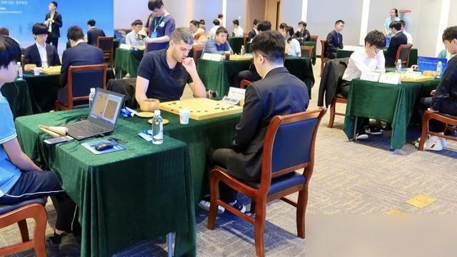 刚赢了AI、拿了2.5亿韩元加一台捷尼赛思G90的申真谞，转头就在LG杯被王星昊干下去了。烂柯杯八强