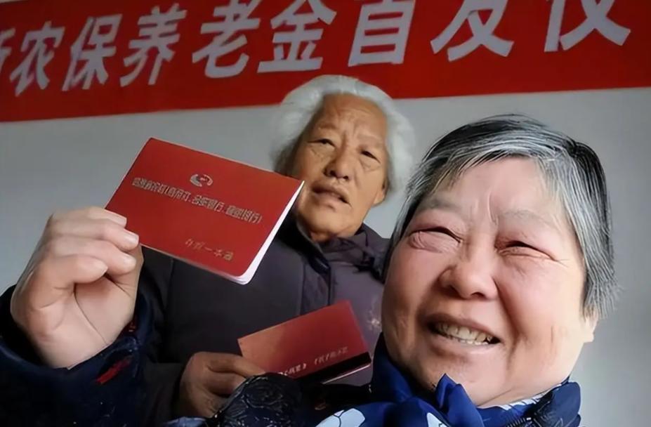 终于落定了！上亿退休人悬着的心放下了，7月22日人社部亲口确认：今年养老金，涨