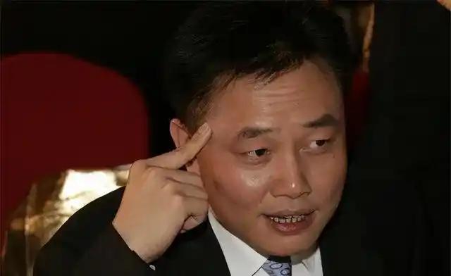他三次登上胡润百富榜首富，但却在事业巅峰时期因经济犯罪锒铛入狱，经受了长达11年