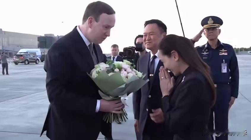 从侧面看泰国总理阿努廷的夫人太像一个人了，尤其是从动作手势上及发型上，简直是一个