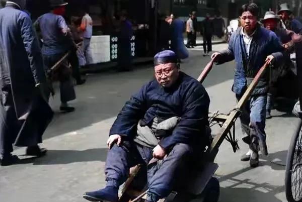民国老照片：坐“货车”的胖老板！照片的情景应该是这样的：推着手推车的小伙日常以