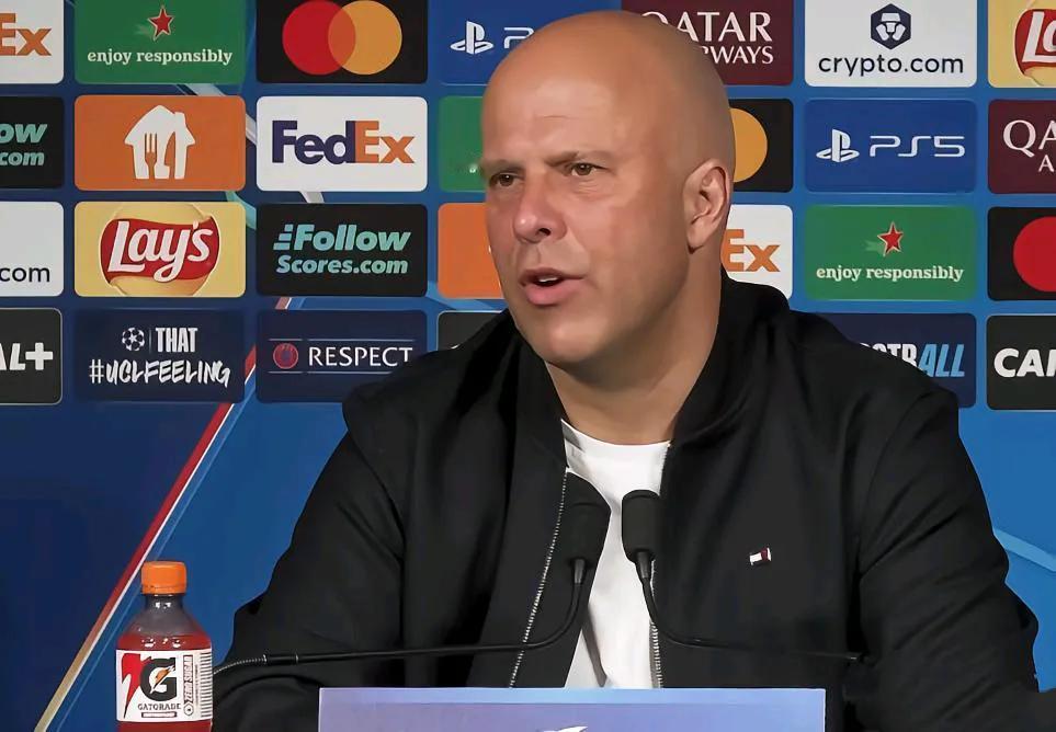 利物浦主帅斯洛特否认战术有问题，直言对手太强。在欧冠比赛0-2输给巴黎圣日耳曼