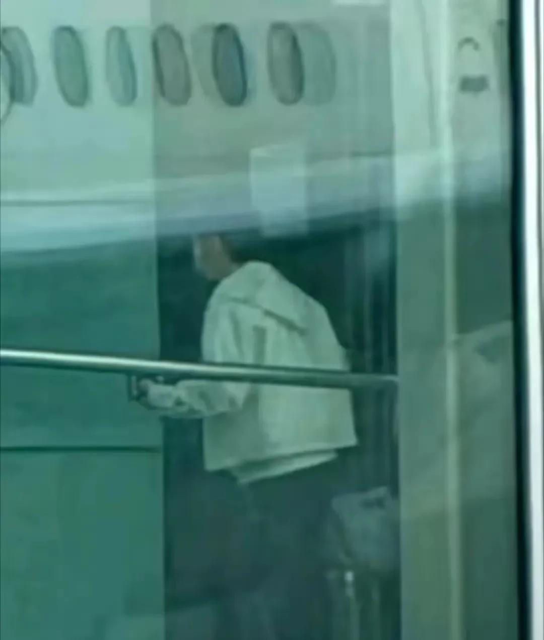 8.14终于看到孙颖莎前往瑞典，原来莎莎走的VIP直接上了摆渡车！没有跟随大部