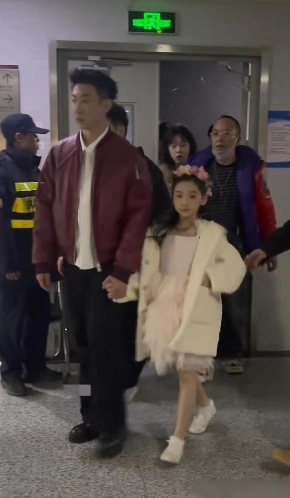 高云翔看到这一幕估计都有些心碎了吧，女儿小酒窝和继父张维伊手牵手就像亲父女一般。