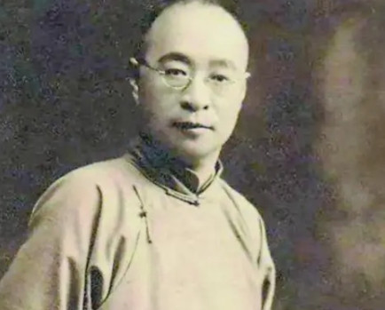 1923年，张宗昌小妾生病，请来名医施今墨。施今墨刚要写药方，却突然停下。张宗昌